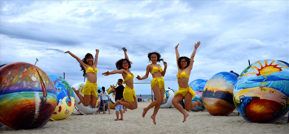 Sắc màu trên biển - Ảnh: Đinh Văn Lơi