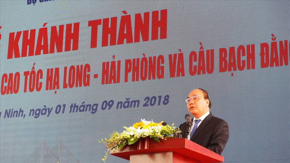 Thủ tướng Nguyễn Xuân Phúc phát lệnh thông xe. Ảnh: Trần Ngọc Duy