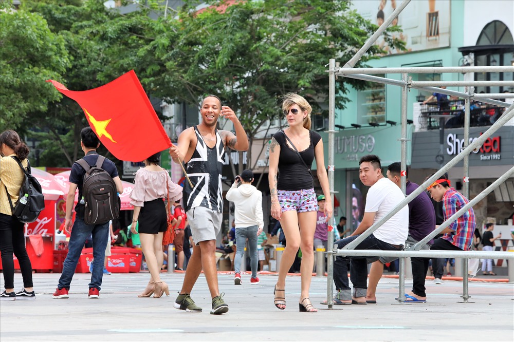 Nhiều du khách cũng đã hòa mình vào không khí sôi động, giơ cao lá cờ Việt Nam. Ảnh: Trường Sơn