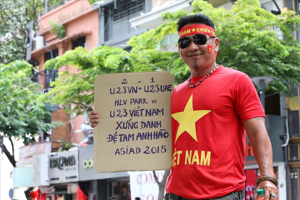 Nam cổ động viên này tin rằng U23 Việt Nam sẽ thắng đội U23 UAE và xứng danh “đệ tam anh hào” của bóng đã trẻ châu Á. Ảnh: Trường Sơn