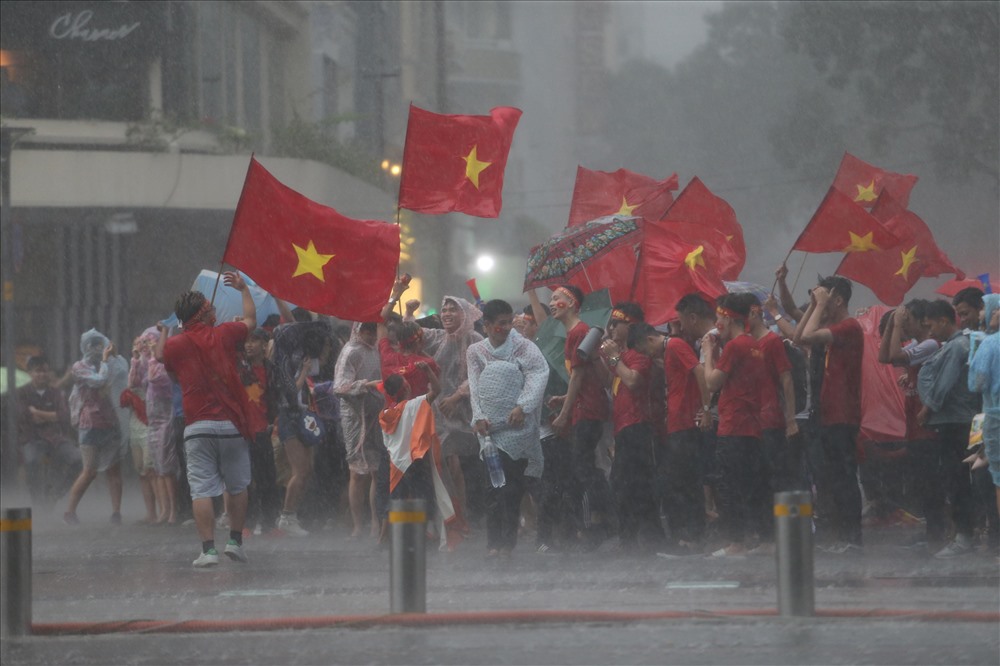 Nhưng rồi tất cả như vỡ òa cảm xúc khi Văn Quyết có bàn thắng gỡ hòa 1-1 cho U23 Việt Nam. Bất chấp trời mưa, các cổ động viên vẫn ăn mừng một cách hào hứng. Ảnh: G.L