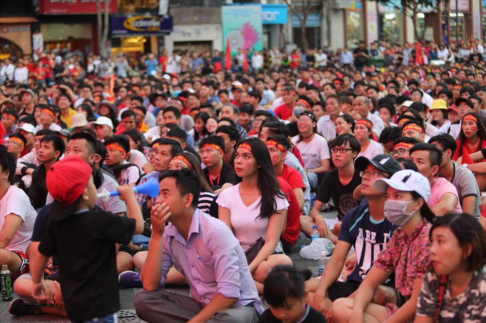 Bước vào trận đấu, rất đông các cổ động viên đã tạo thành một “biển người” sôi động ở phố đi bộ Nguyễn Huệ. Ảnh: G.L