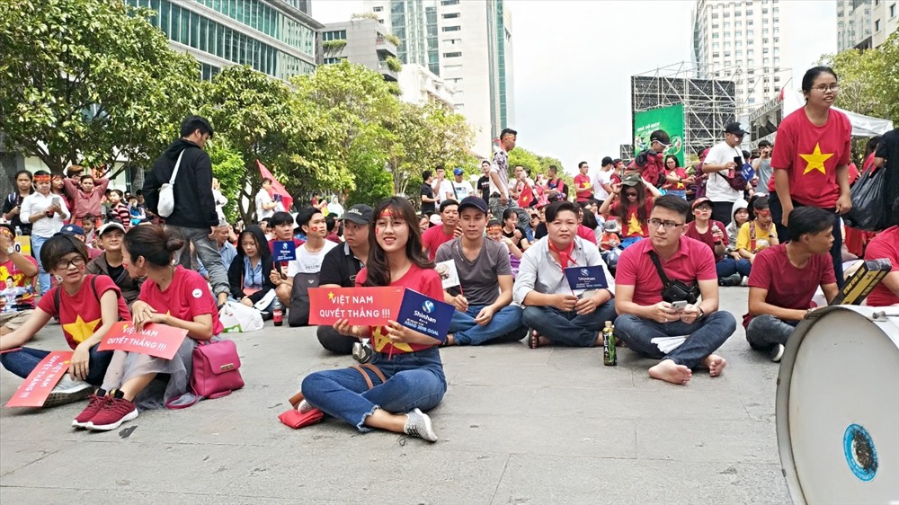 Các cổ động viên chủ yếu là các bạn trẻ đã sớm “giành chỗ ngồi” tại phố đi bộ Nguyễn Huệ để theo dõi và cổ vũ cho U23 Việt Nam. Ảnh: GL.