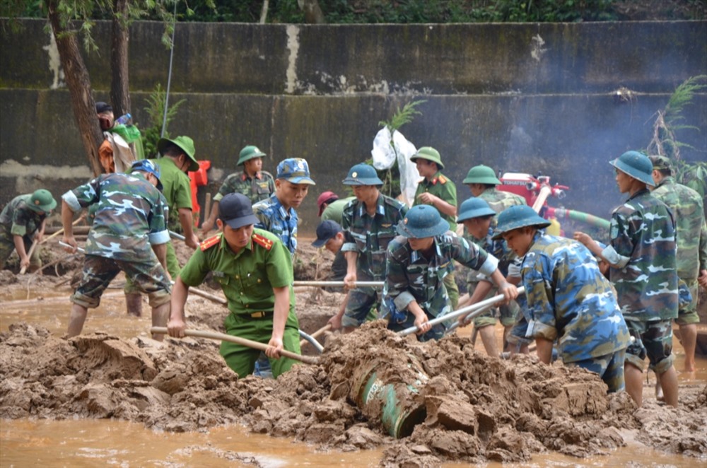 Từ ngày 28.8, các lực lượng tại địa phương đã phối hợp cùng các thầy cô tập trung để khắc phục hậu quả, rửa dọn trường lớp và cơ sở vật chất. 