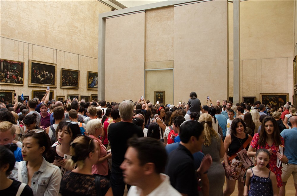 Du khách chen chân nhau chụp bản gốc kiệt tác Mona Lisa. Ảnh: Trần Ánh Dương