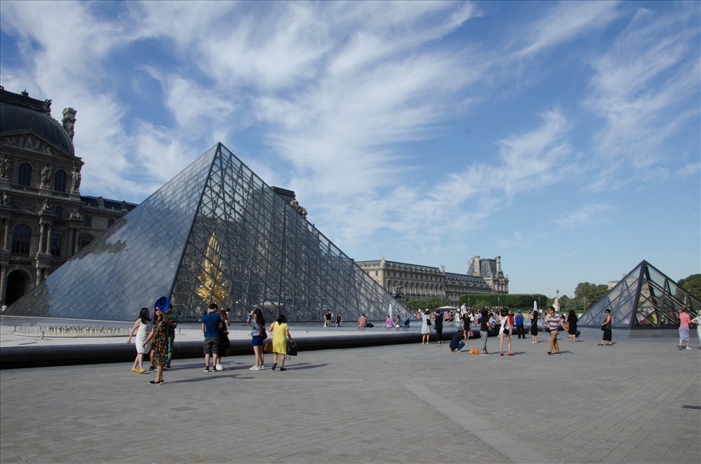 Kim tự tháp giữa sân Napoleon bảo tàng. Ảnh: Trần Ánh Dương