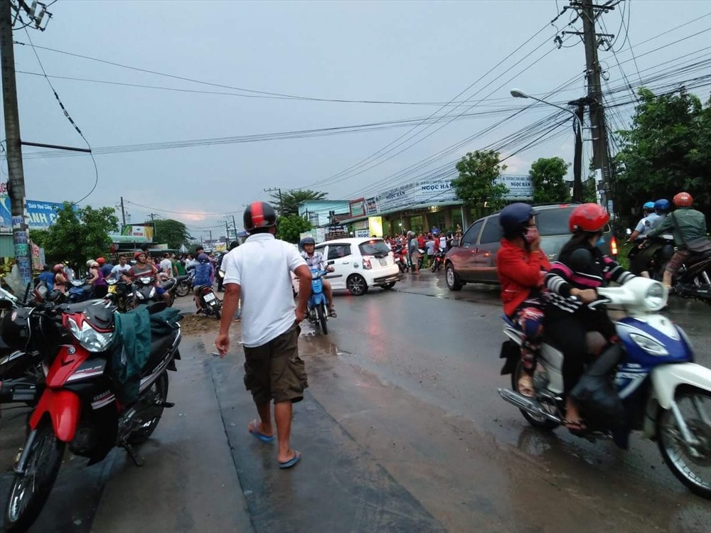 Khu vực nơi hai thanh niên bị nước cuốn trôi xuống cống thoát nước không có nắp đậy khiến một người tử vong.