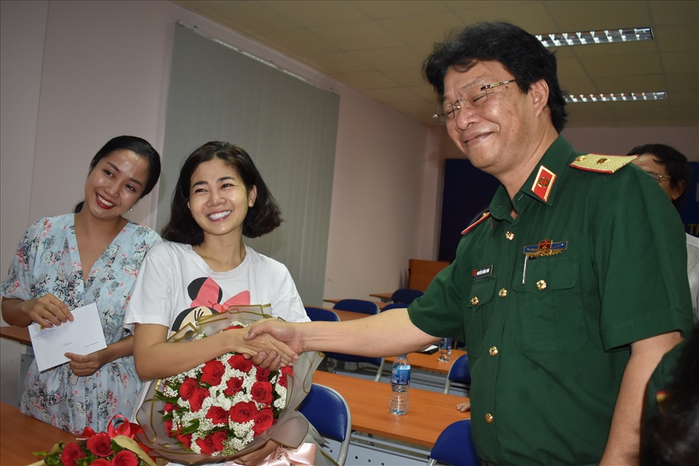 Thiếu tướng – PGS – TS - BS Nguyễn Hồng Sơn, Giám đốc BV Quân y 175 động viên Mai Phương trong ngày xuất viện