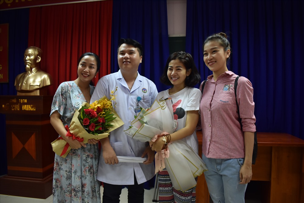 MC Ốc Thanh Vân và bạn bè có mặt trong ngày Mai Phương xuất viện