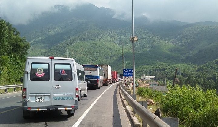 Vụ tai nạn khiến giao thông qua hầm Hải Vân bị tắc nghẽn.