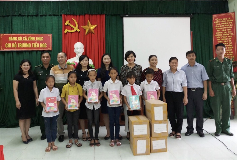 Đoàn tặng quà học sinh Trường Tiểu học Vĩnh Thực. Ảnh: CĐ Giáo dục VN