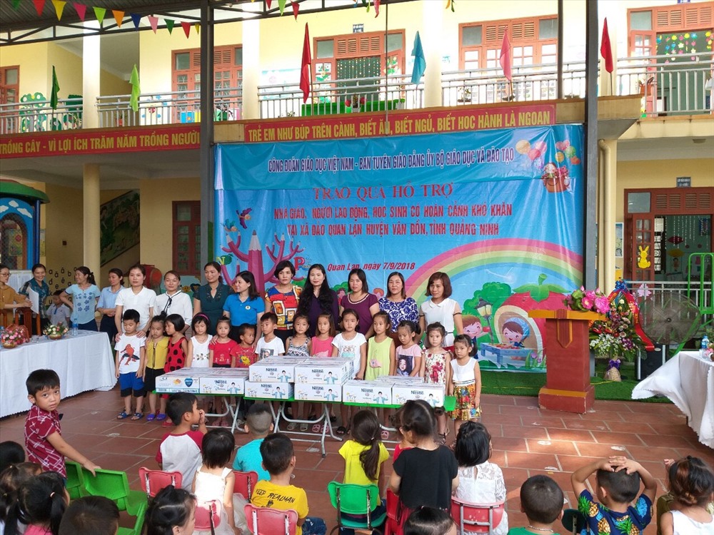 Đoàn tặng quà giáo viên và học sinh trường mầm non Quan Lạn và Minh Châu - đảo Quan Lạn. Ảnh: CĐ Giáo dục VN
