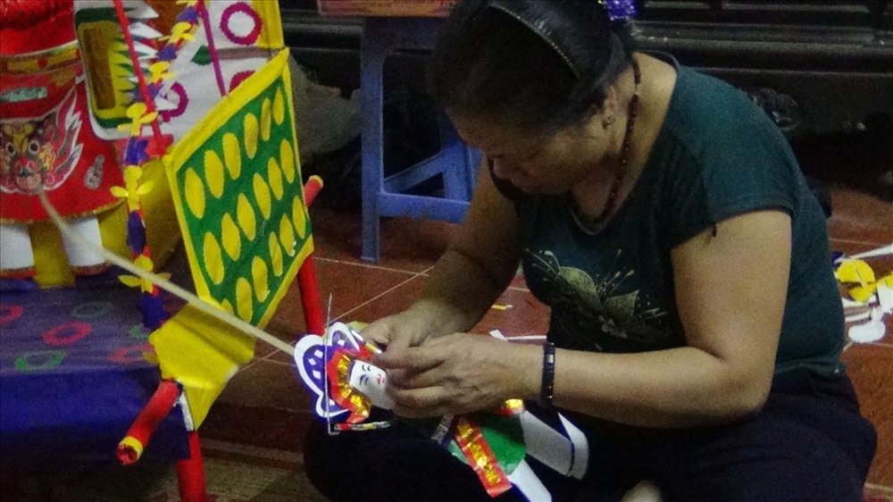 Trước thách thức của đồ chơi nhựa, nghề làm đồ chơi Trung thu nơi đây ngày càng mai một dần. Từ hơn 20 hộ gia đình đến nay chỉ còn gia đình bà Nguyễn Thị Tuyến là hộ dân duy nhất trong làng còn duy chì việc sản xuất đồ chơi dân gian này.