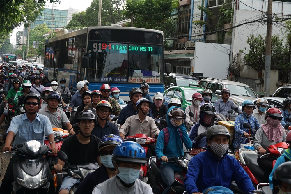 Xe buýt TPHCM chua thu hút học sinh đi lại vì không đúng giờ. Ảnh: MINH QUÂN