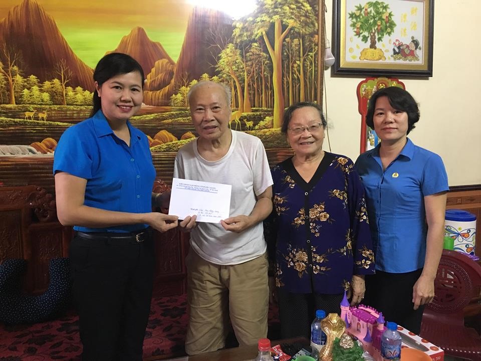 Bà Nguyễn Thị Thu Hương, Phó Chủ tịch LĐLĐ tỉnh Bắc Giang (thứ nhất từ trái qua) trao tiền lãi suất cho ông bà của cháu Phan Hương Giang.
