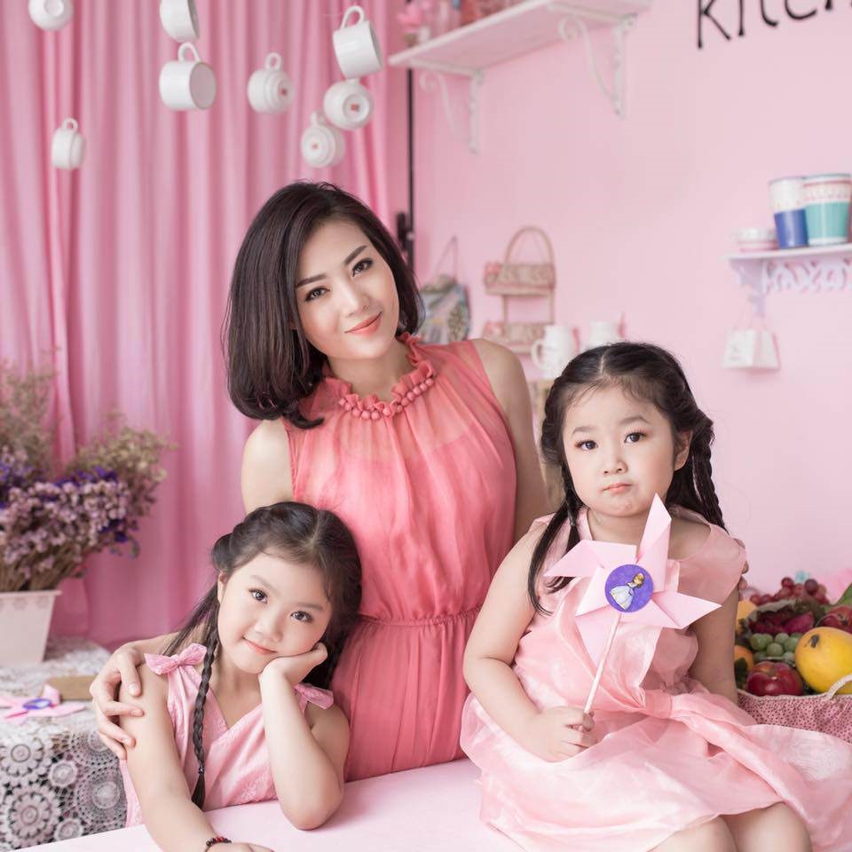 Thanh Hương và các con gái nhỏ.