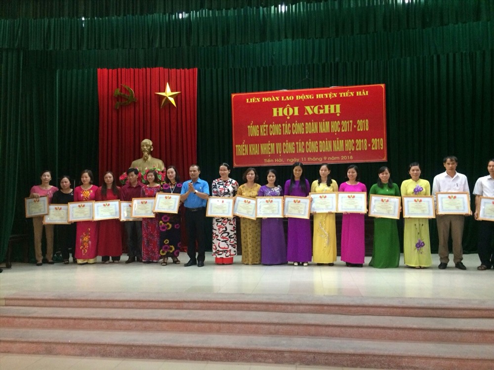 Đồng chí Vũ Thị Học - Chủ tịch LĐLĐ huyện Tiền Hải (Thái Bình) - trao bằng khen của LĐLĐ tỉnh cho các tập thể.