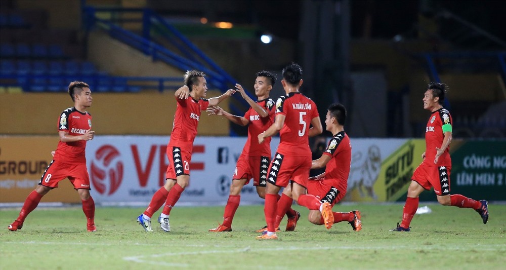 Ở trận bán kết lượt đi, B. Bình Dương đã hòa CLB Hà Nội tỉ số 3-3 trên sân Hàng Đẫy.
