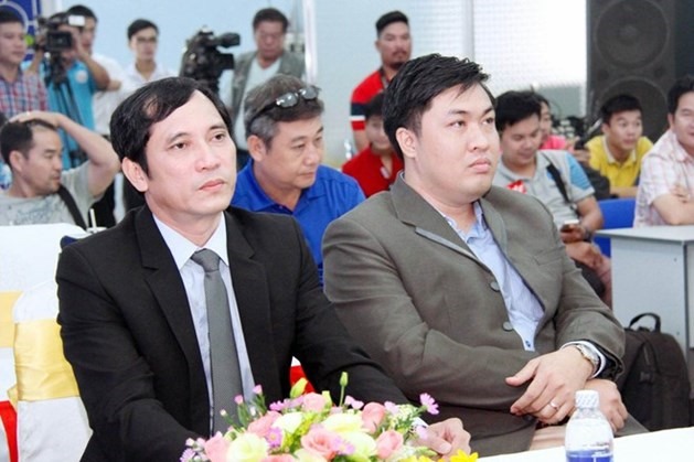 Ông Lê Hồng Cường, TGĐ Công ty CP bóng đá Bình Dương tỏ ra bức xúc với cách xếp lịch thi đấu bất hợp lí của BTC giải.
