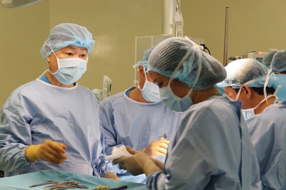 Các y bác sĩ Bệnh viện Quốc tế City đang phẫu thuật cho bệnh nhi N.G.B