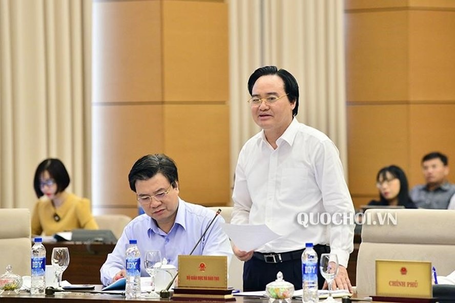 Bộ trưởng Phùng Xuân Nhạ báo cáo Thường vụ Quốc hội về các chính sách mới. Ảnh: QH