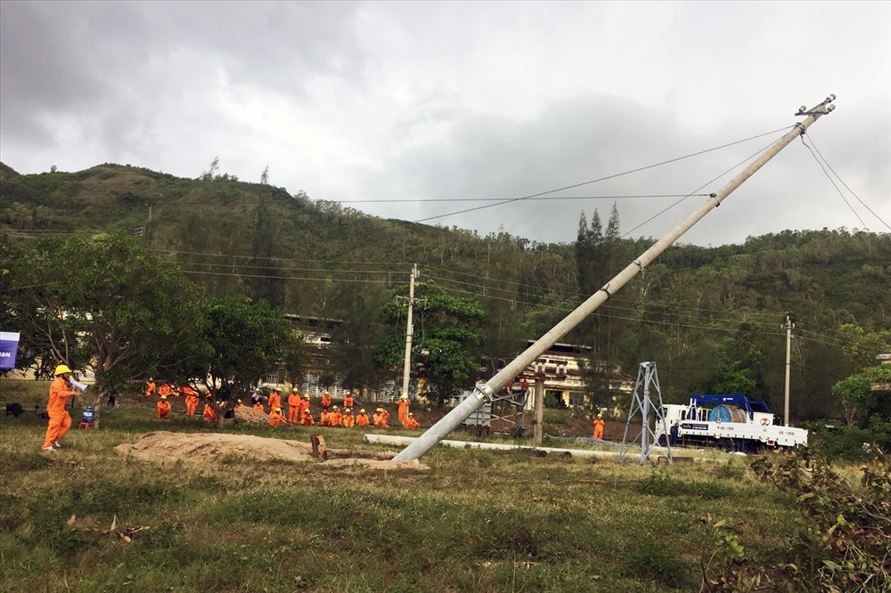 Công nhân Điện lực Bình Định thực hành dựng lại cột điện do bão xô đổ