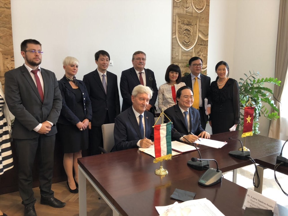 Bộ trưởng Phùng Xuân Nhạ và Bộ Nguồn nhân lực Hungary József Bosdis  ký kết thỏa thuận hợp tác. Ảnh: PV