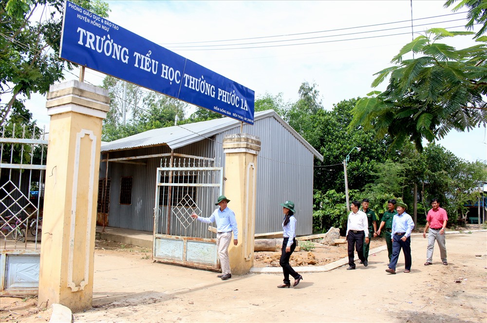 Đoàn công tác UBND tỉnh Đồng Tháp do Phó Chủ tịch Đoàn Tấn Bửu dẫn đầu đến nắm tình hình tại điểm Trường Tiểu học Thường Phước 1. Ảnh: Lục Tùng