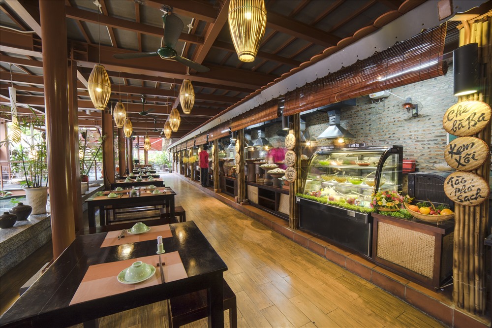 Các quầy hàng món Việt được nấu và trang trí món ăn ngay tại không gian nhà hàng