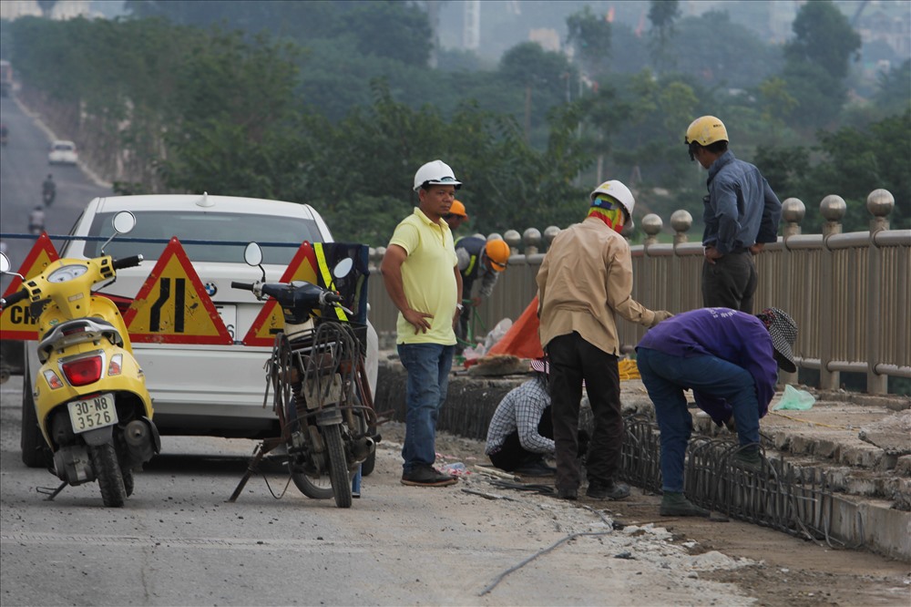 Công nhân khẩn trương hoàn thiện các hạng mục.