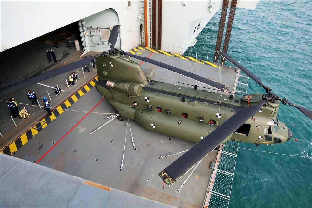 Vận chuyển trực thăng Chinook vào kho chứa của tàu Queen Elizabeth.