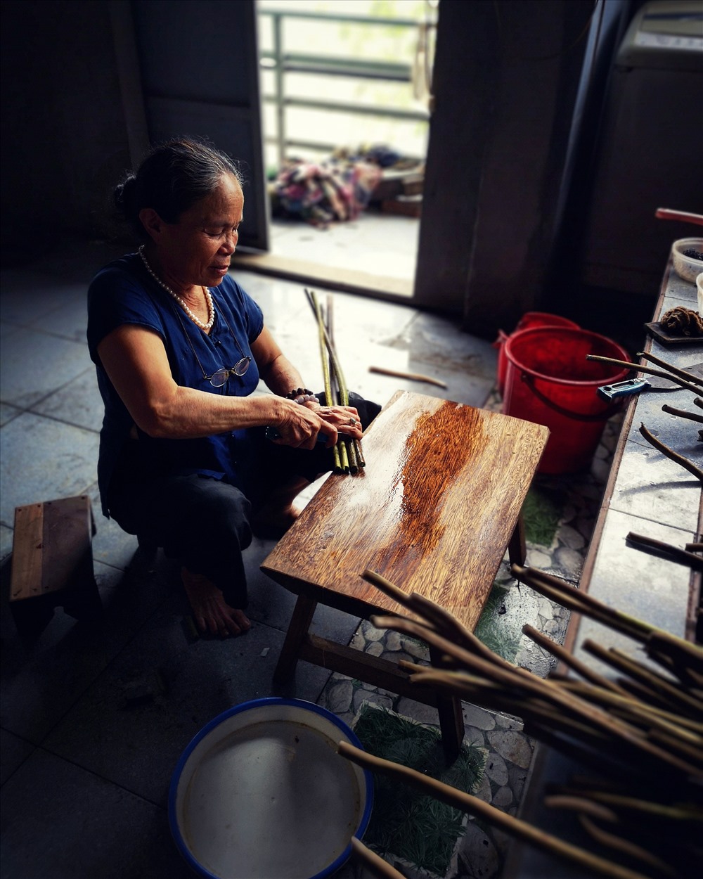 Để lấy được tơ sen nghệ nhân Thuận phải khéo léo cứa từng khúc của thân cây sen.