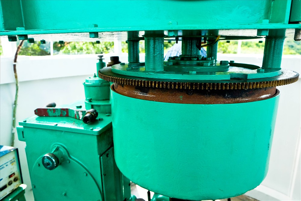 Đây là hải đăng xây dựng từ Pháp nên các thiết bị hoạt động của hải đăng khá thô sơ.