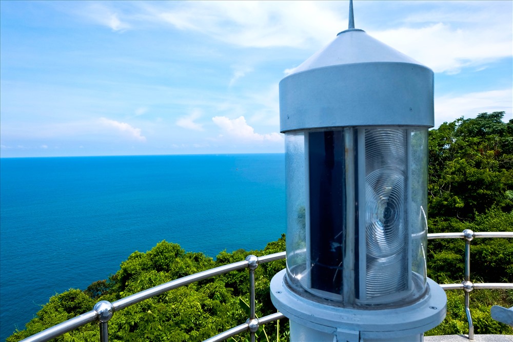 Đèn nhỏ bên ngoài ngọn hải đăng đề phòng khi sự cố đèn lớn bị hỏng, chiếc đèn này sẽ hoạt động.