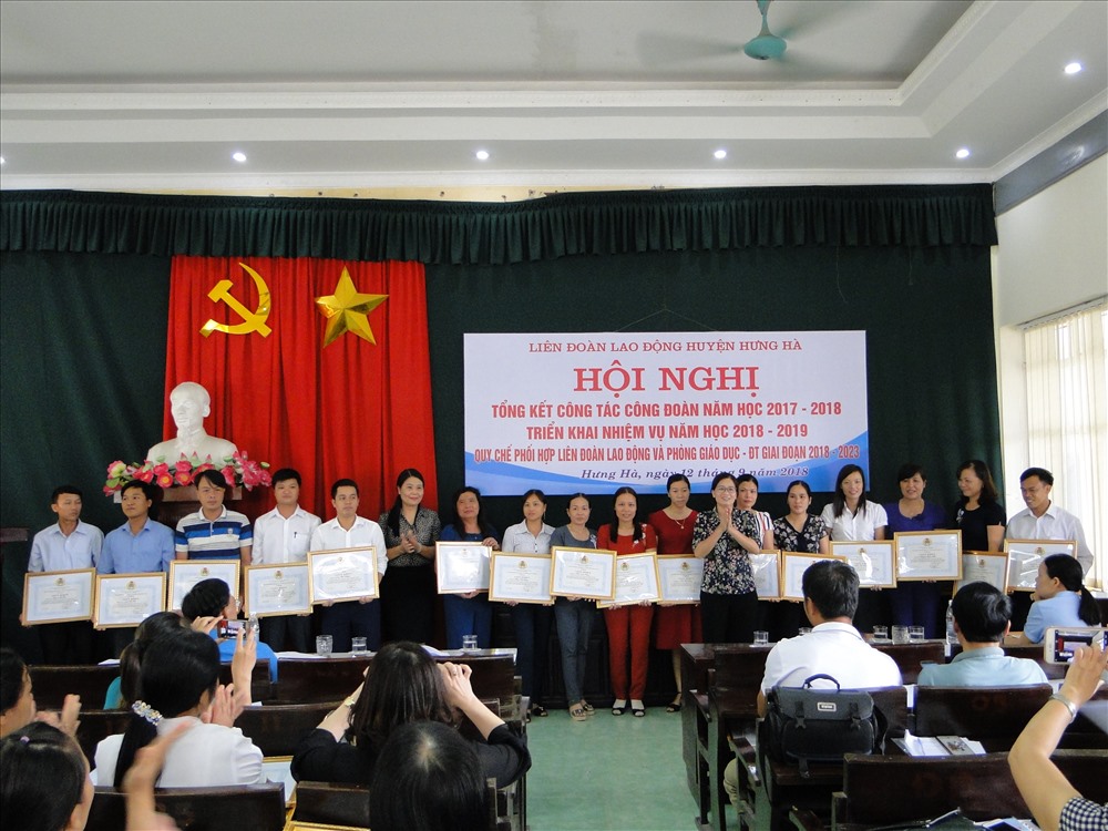 LĐLĐ huyện Hưng Hà (Thái Bình) trao giấy khen cho các tập thể, cá nhân. 