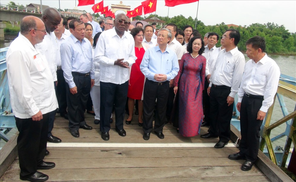 Ông Salvador Valdés Mesa cùng Đoàn Đại biểu Đảng, Chính phủ Việt Nam và Cuba thăm Di tích Quốc gia đặc biệt Đôi bờ Hiền Lương – Bến Hải. Ảnh: BN.