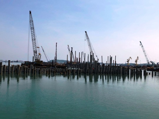 Dự án Khu liên hợp sản xuất gang thép Hòa Phát Dung Quất đang gấp rút thi công, trong đó có phần cảng chuyên dụng. Ảnh: Người lao động.
