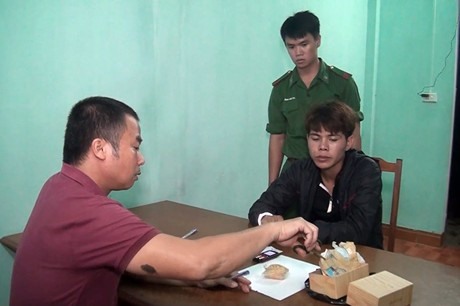 Các chiến sĩ biên phòng huyện Hướng Hoá bắt giữ đối tượng buôn bán, vận chuyển ma túy. Ảnh do biên phòng cung cấp