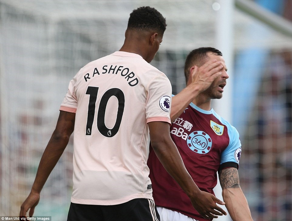 Tình huống thiếu kiềm chế dẫn tới thẻ đỏ của Rashford ở trận gặp Burnley. Ảnh: Reuters.