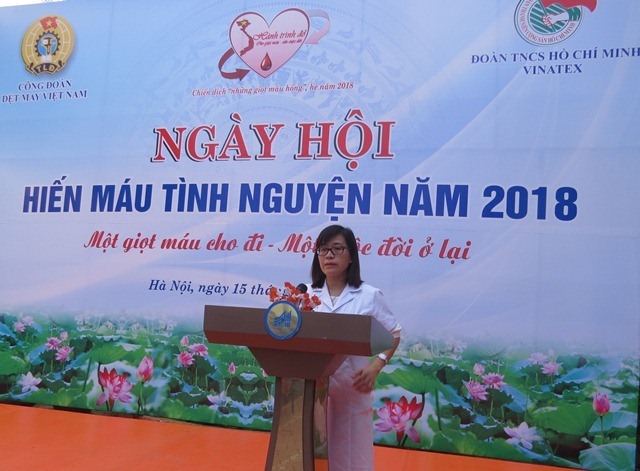 Bà Vi Quỳnh Hoa - Giám đốc Trung tâm Truyền máu Bệnh Viện Việt Đức phát biểu tại ngày hội. Ảnh: Xuân Trường