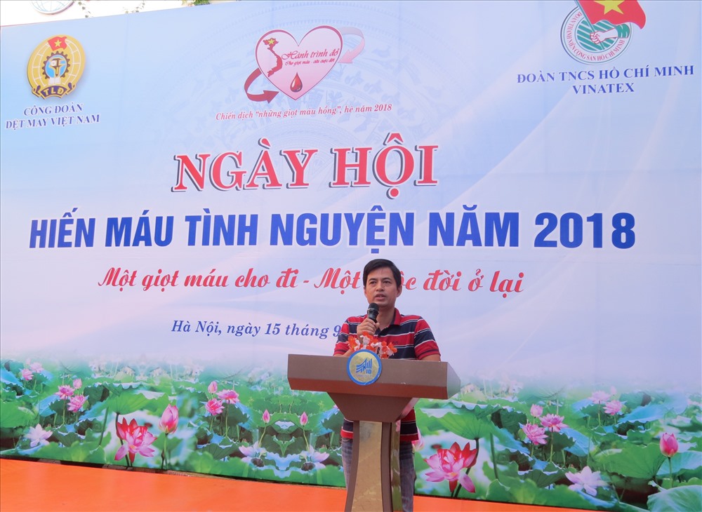 Anh Trần Văn Cương - cán bộ kỹ thuật TCty CP Dệt May Hà Nội chia sẻ về việc hiến máu tại ngày hội. Ảnh: xuân Trường