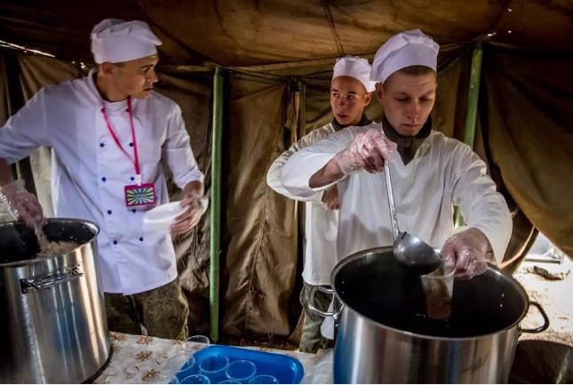 Quân nhân Nga phục vụ trà trong cuộc tập trận. Ảnh: AFP.
