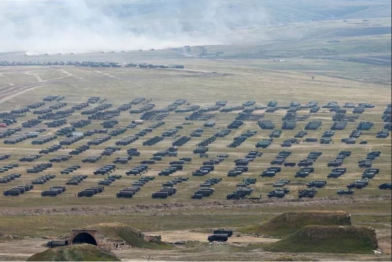 Số lượng lớn xe tăng và xe bọc thép tham gia vào cuộc tập trận quân sự quy mô lớn Vostok-2018 do Nga tổ chức, có sự tham gia của Trung Quốc và Mông Cổ. Ảnh: Tass. 