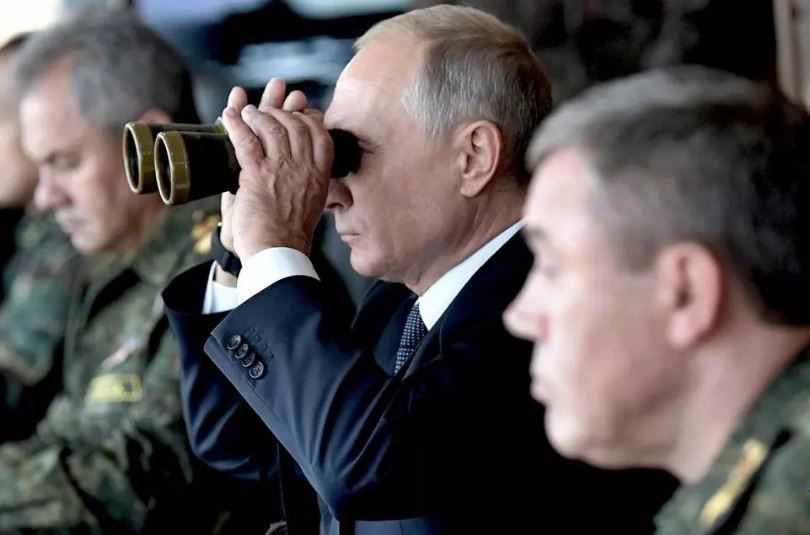 Tổng thống Nga Vladimir Putin, Bộ trưởng Quốc phòng Sergei Shoigu và Tổng Tham mưu trưởng các lực lượng vũ trang Nga Valery Gerasimov theo dõ cuộc tập trận quân sự của Vostok-2018. Ảnh: Sputnik/AFP. 
