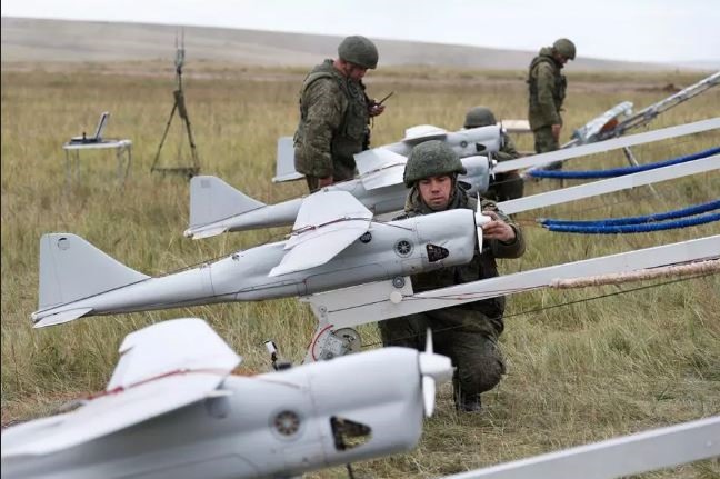Quân đội Nga cho máy bay không người lái Orlan-10 trong giai đoạn chính của cuộc tập trận quân sự quy mô lớn Vostok 2018. Ảnh: Tass.
