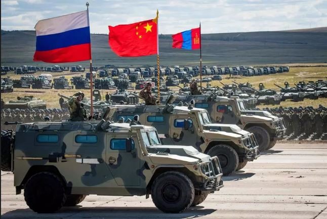 Quân đội Nga, Trung Quốc và Mông Cổ và dàn khí tài quân sự diễu hành trong cuộc tập trận quân sự Vostok-2018. Ảnh: AFP.