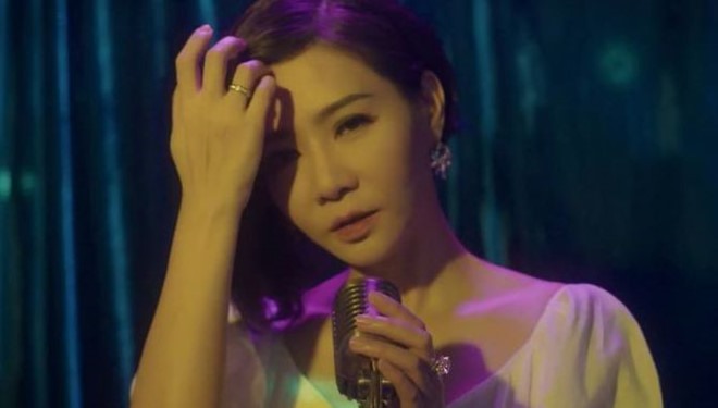 Sau Sống như ta 20, Thu Minh trở lại với dòng nhạc ballad trong Cô ấy sẽ không yêu anh như em.
