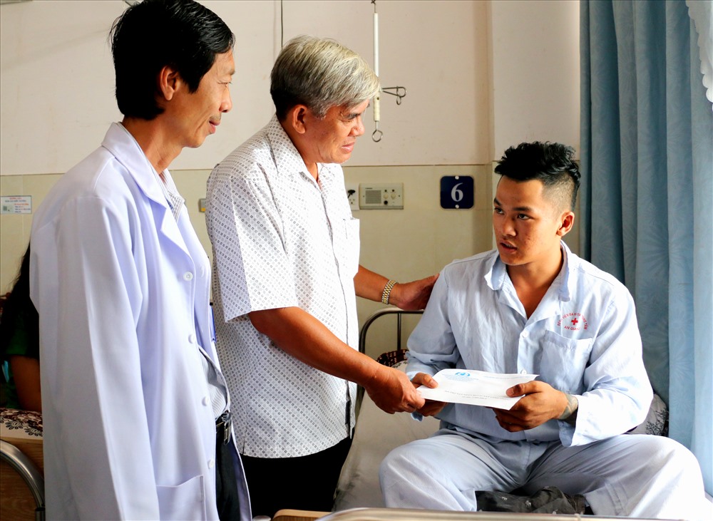 Ông Lê Việt Cường  (giữa ảnh) thăm hỏi nạn nhân đang điều trị tại BVĐK Trung tâm An Giang. Ảnh: LT