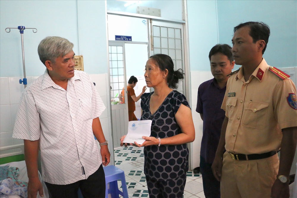 Đoàn công tác Ban an toàn giao thông tỉnh An Giang đến thăm hỏi, tặng quà cho các nạn nhân vụ xe điên. Ảnh: LT