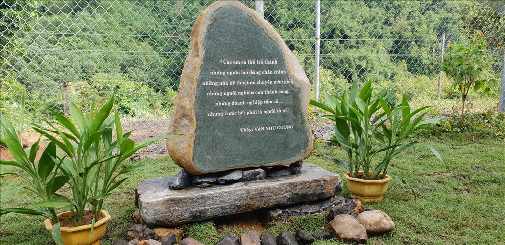 Câu nói truyền cảm hứng của nhà giáo Văn Như Cương được in trên đá đặt tại điểm trường.
